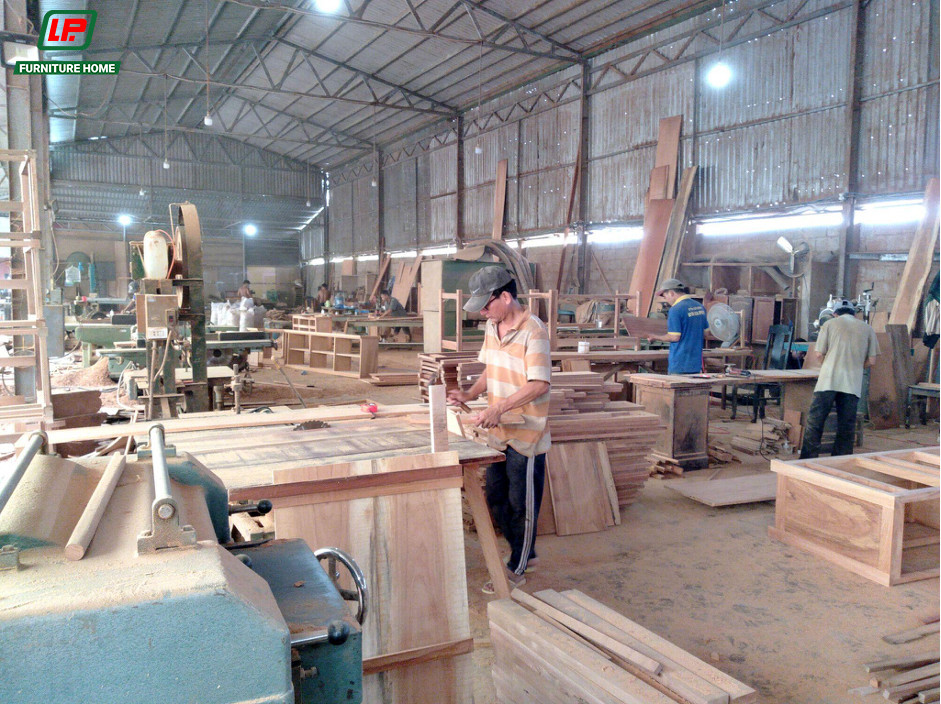 Xưởng gỗ Lợi Phát với máy móc hiện đại và đội ngũ thợ mộc chuyên môn 